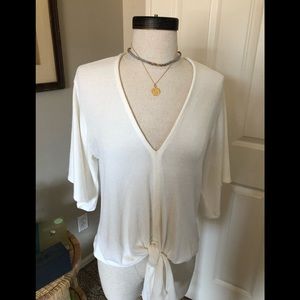 Pullover off white top with tie